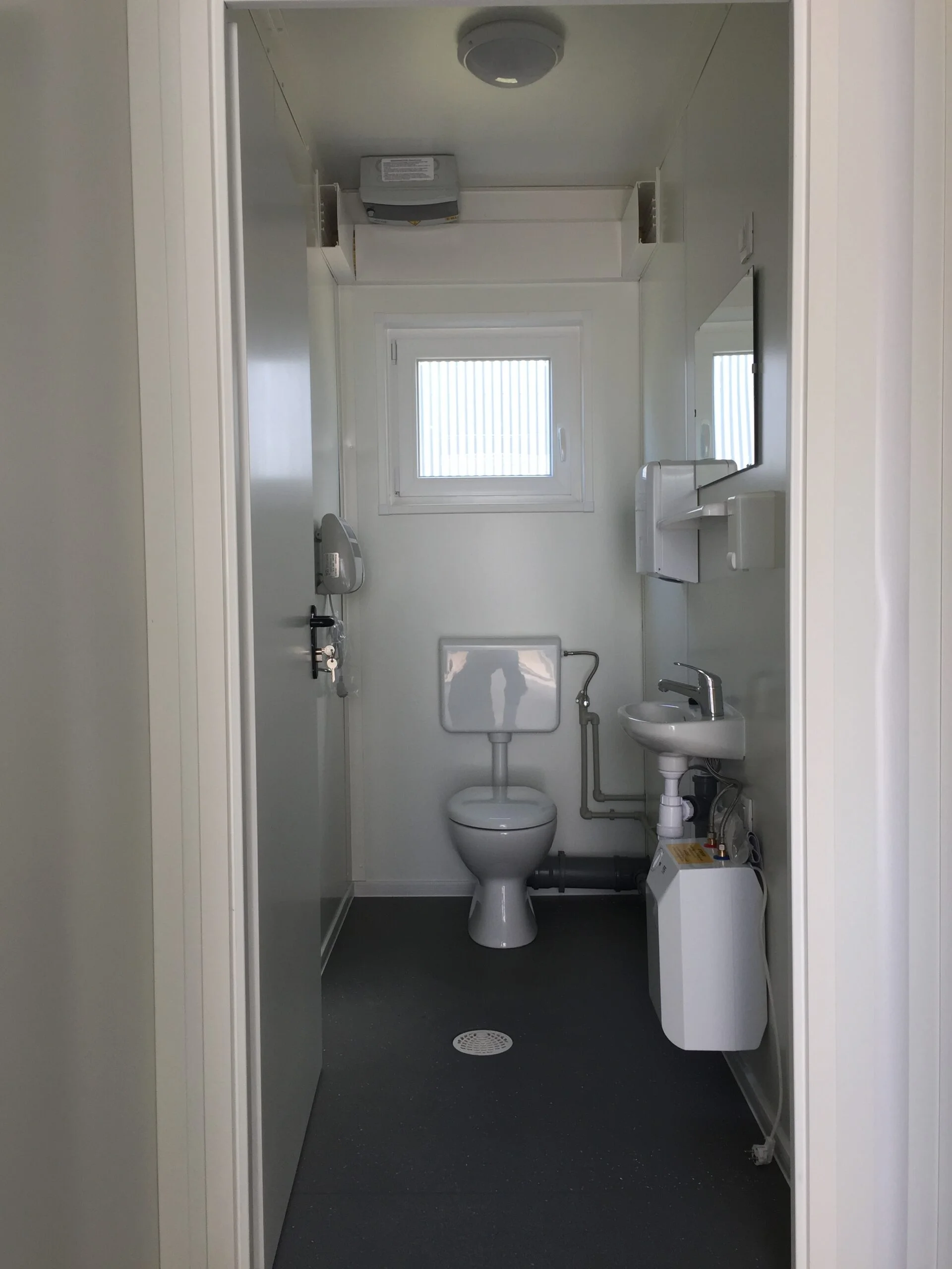20′ WC-Container mit Miniküche (getrennt Damen und Herren)