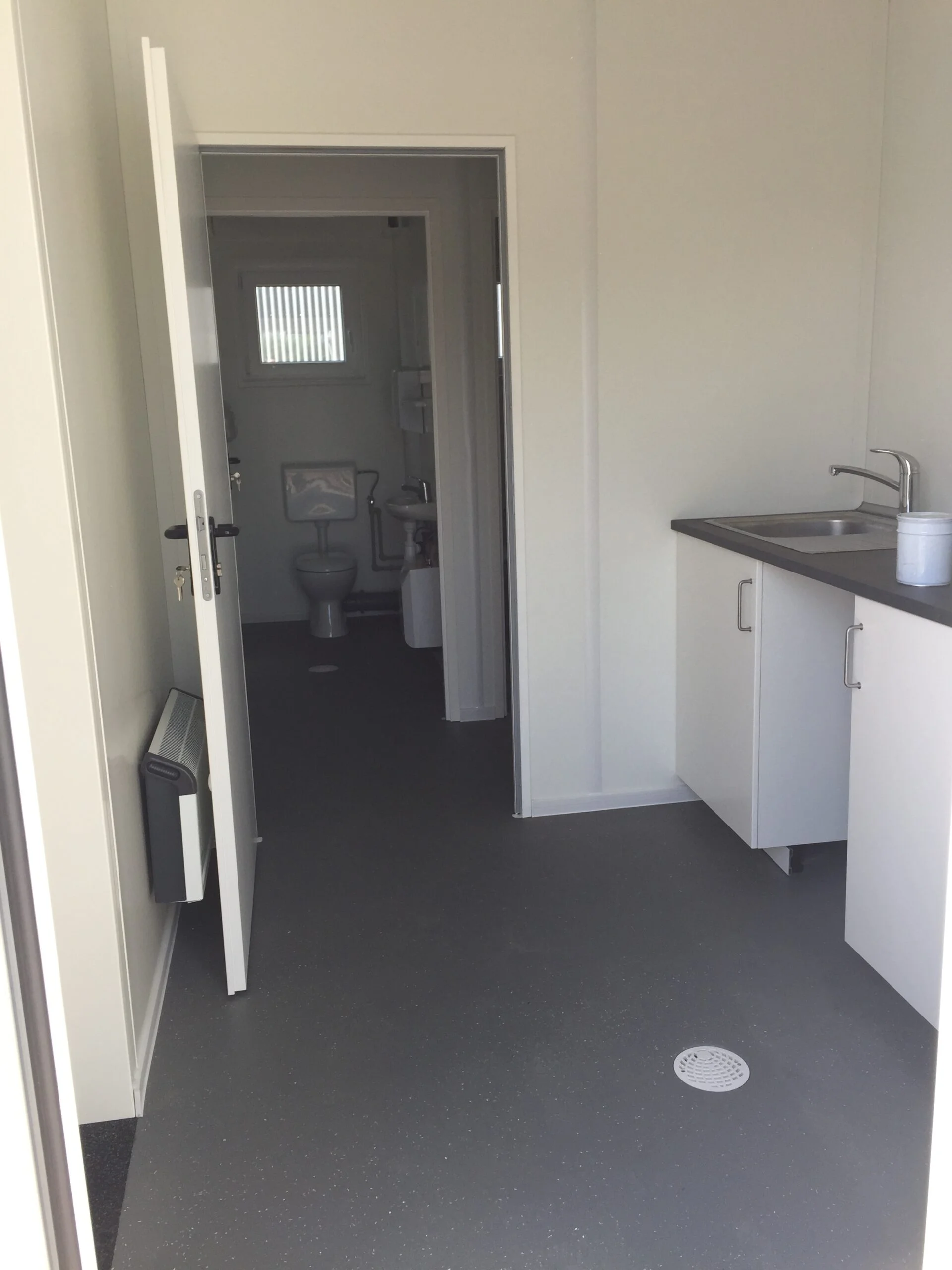 20′ WC-Container mit Miniküche (getrennt Damen und Herren)