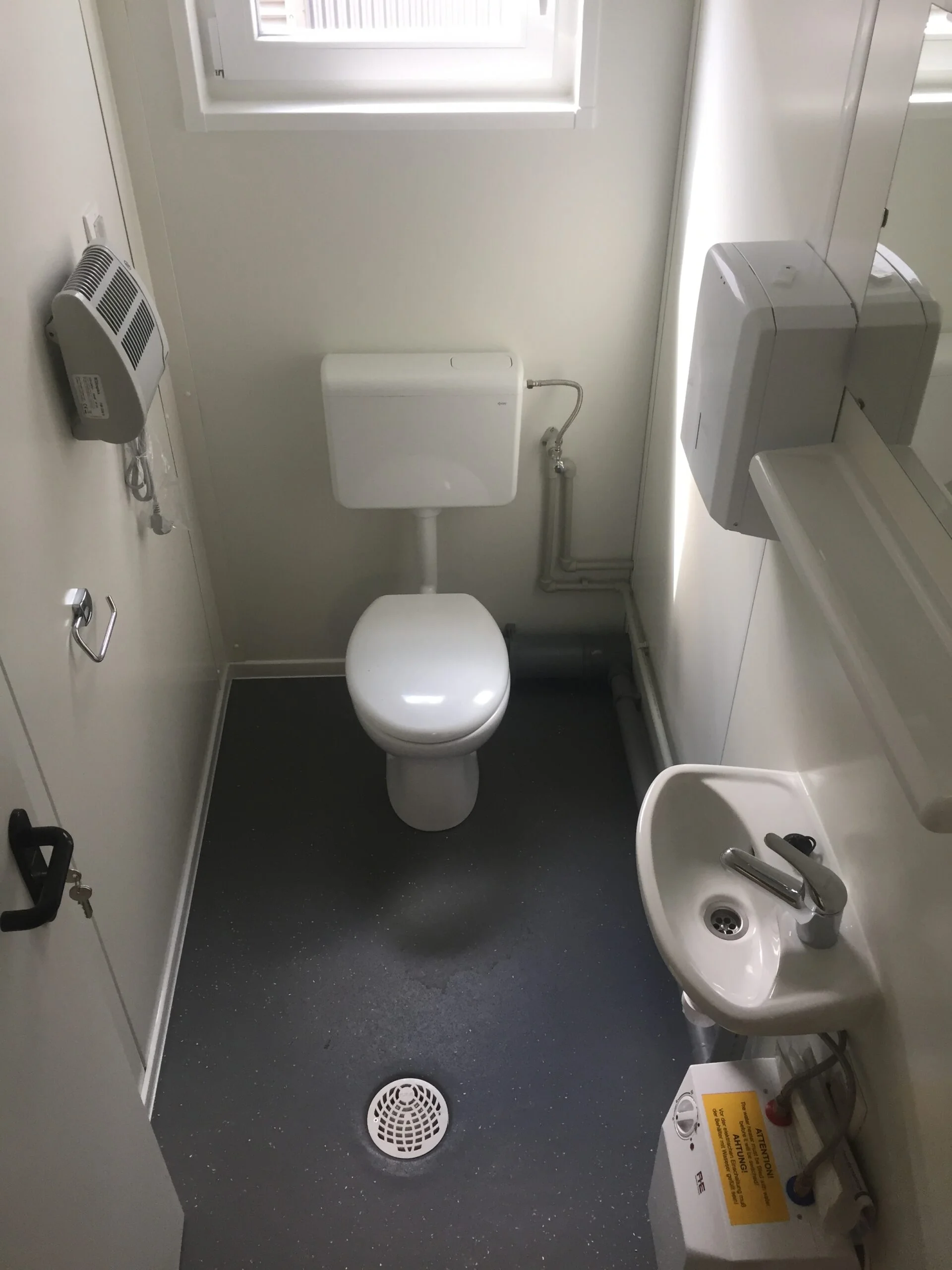 20'-Bürocontainer mit WC und Windfang