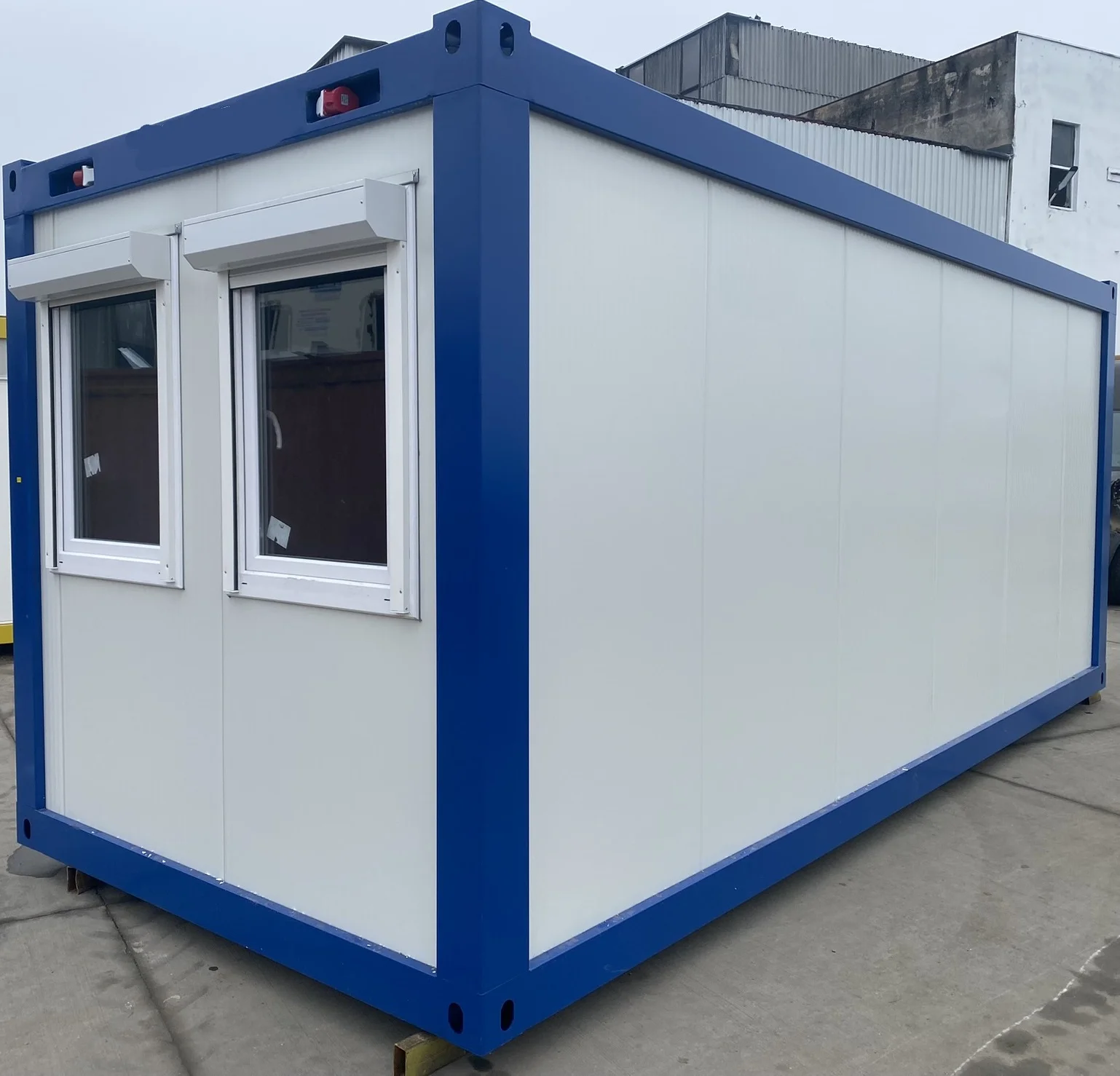 20'-Bürocontainer mit WC und Windfang
