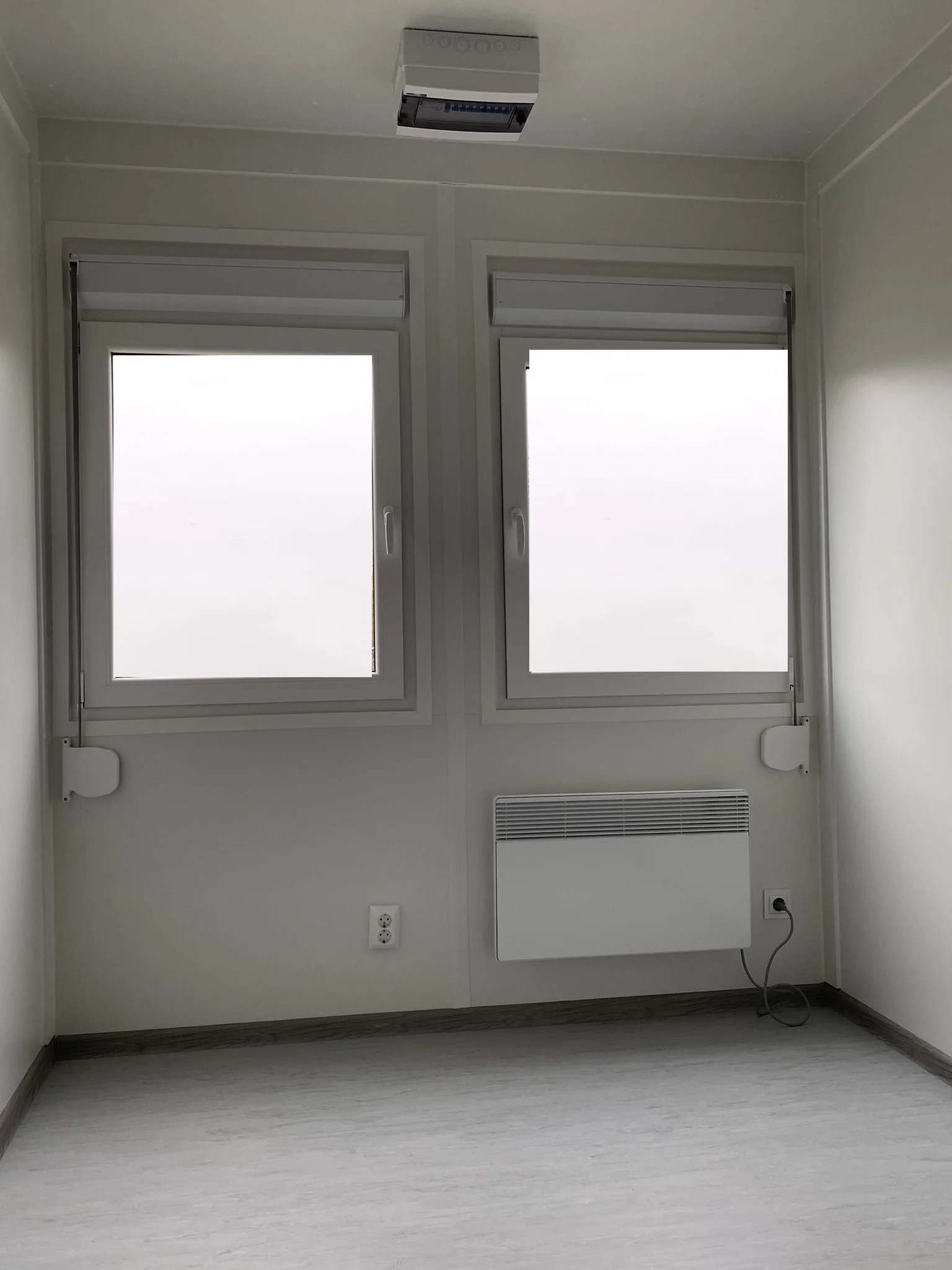20'-Bürocontainer mit WC und Windfang